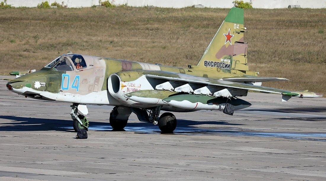 Được mệnh danh là “xe tăng bay”, Su-25 có vai trò tương tự như máy bay phản lực tấn công A-10 của Mỹ và được bọc thép dày để có thể thực hiện các cuộc tấn công có độ rủi ro cao ở độ cao thấp.