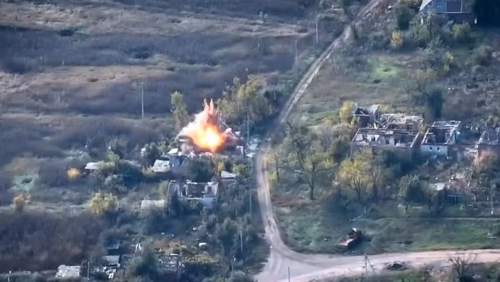 Một đoạn phim do Bộ Quốc phòng Nga công bố ngày 10/8 cho thấy hệ thống tên lửa đạn đạo Iskander-M được sử dụng để tấn công các mục tiêu của Ukraine ở khu vực Kursk, bao gồm sở chỉ huy dã chiến của Lữ đoàn cơ giới độc lập số 22.