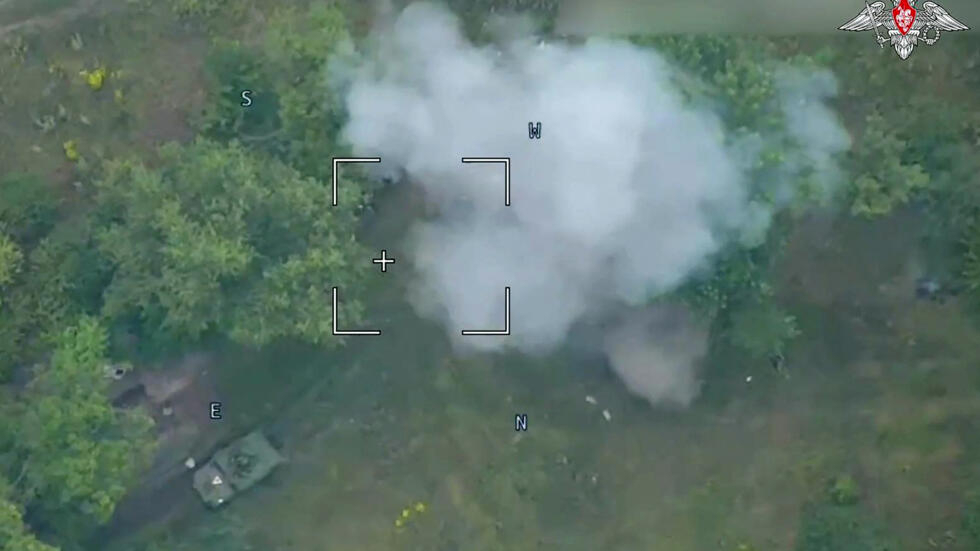 Cuộc tấn công còn nhận được sự hỗ trợ từ các loại vũ khí chính xác, bao gồm các phương tiện không người lái, hệ thống pháo phản lực HIMARS và tên lửa đạn đạo OTR-21 Tochka. Ảnh: France 24.