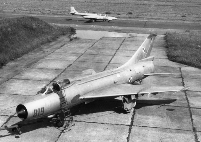 Bên cạnh đó, do bay với tốc độ siêu thanh, các loại tiêm kích bom này gặp nhiều khó khăn khi thực hiện nhiệm vụ yểm trợ hoả lực tầm gần. Vì vậy, Liên Xô quyết định tìm một loại cường kích mới, có tốc độ cận âm nhằm yểm trợ hoả lực đường không hiệu quả hơn.