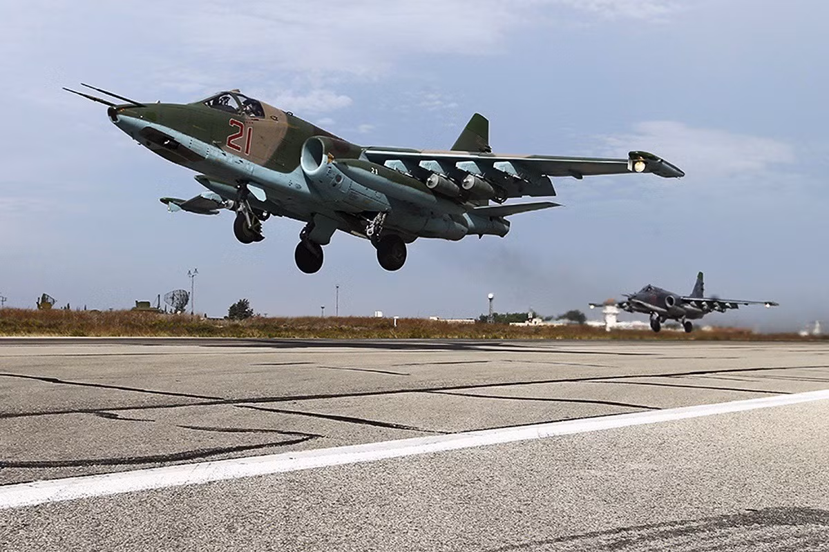Su-25T và Su-25TM (còn được gọi là Su-39) là những phiên bản phát triển tiếp theo, nhưng không được sản xuất với số lượng lớn. Su-25 hiện vẫn đang phục vụ trong Quân đội Nga và một số quốc gia khách hàng.