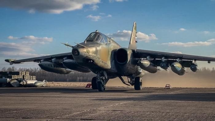 Về vũ khí, Su-25 được trang bị một pháo nòng đôi Gryazev-Shipunov GSh-30-2 30 mm với 250 viên đạn, 11 giá treo vũ khí mang được 4.400 kg gồm tên lửa không đối không tầm ngắn Molniya R-60 và các loại bom.