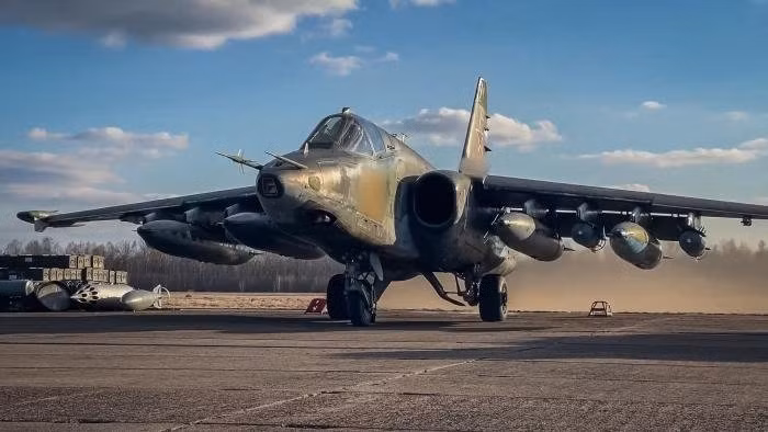 Về vũ khí, Su-25 được trang bị một pháo nòng đôi Gryazev-Shipunov GSh-30-2 30 mm với 250 viên đạn, 11 giá treo vũ khí mang được 4.400 kg gồm tên lửa không đối không tầm ngắn Molniya R-60 và các loại bom.