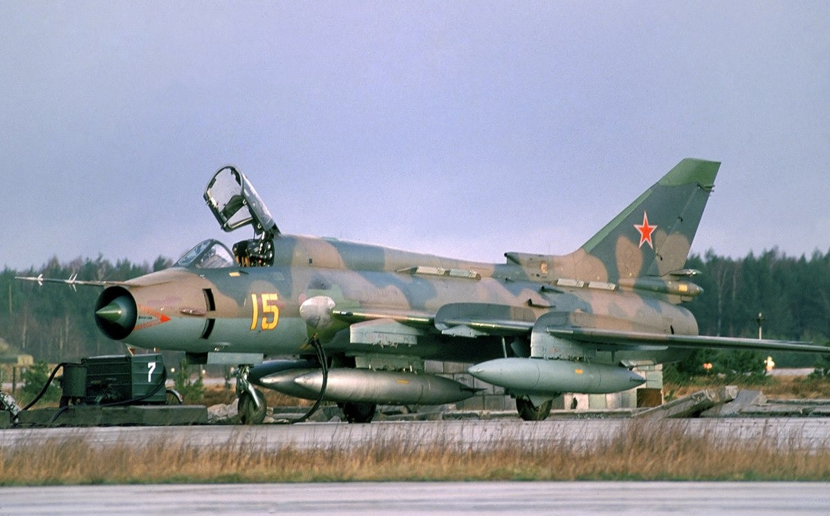 Vào khoảng cuối những năm 1960, Không quân Liên Xô sử dụng các loại tiêm kích bom siêu thanh như Su-7, Su-17 và Mig-23BN. Các loại tiêm kích bom này có tốc độ cao, được trang bị nhiều loại vũ khí dẫn đường chính xác, các hệ thống ngắm bắn hiện đại, nhưng đối với các mục tiêu như lô cốt hoặc nhóm bộ binh thì những tính năng này tỏ ra thừa thãi và không cần thiết. Ảnh: Wikipedia.