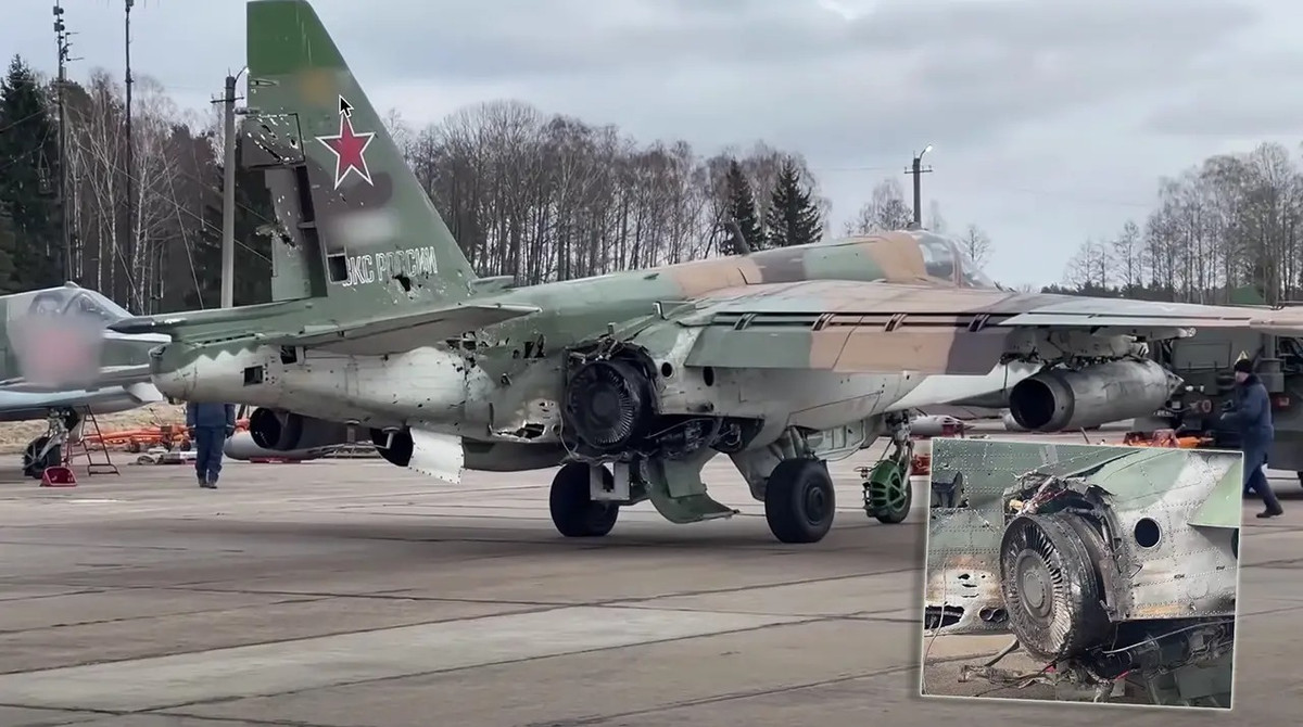 Trong đoạn video, một cặp Su-25 của Nga đã dội hỏa lực ồ ạt vào một mục tiêu được ngụy trang ở bên dưới mặt đất. Theo Bộ Quốc phòng Nga, các mục tiêu đều đã bị phá hủy. Mặc dù chịu những tổn thất kể từ đầu cuộc xung đột, nhưng Su-25 vẫn là tiêm kích bom hàng đầu trên chiến trường Ukraine. Ảnh: The Aviationist.
