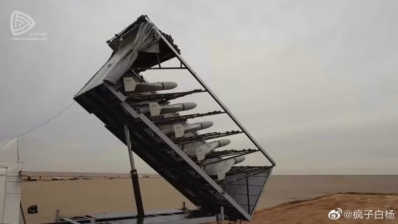 Trên toàn cầu, sự phát triển của UAV cảm tử phản ánh sự thay đổi theo hướng chiến thuật chiến tranh bất đối xứng, trong đó các phương pháp chiến đấu phi truyền thống được tận dụng để chống lại hệ thống phòng thủ cố thủ.