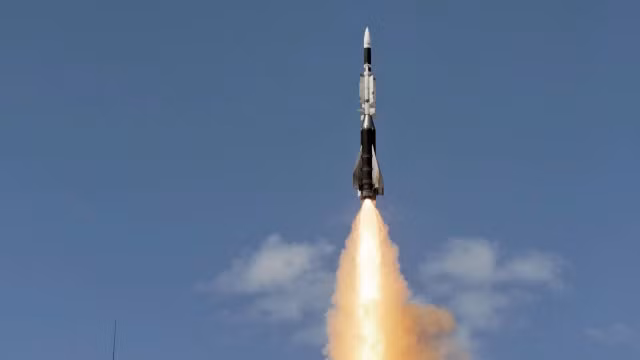 Tên lửa đánh chặn Aster 30 có khả năng đạt độ cao 20 km và vận tốc Mach 4,5. Sau khi được xác định và theo dõi mục tiêu, tên lửa đánh chặn Aster sử dụng ngòi nổ gần và đầu đạn nổ phân mảnh để vô hiệu hóa các mục tiêu trên không. Ảnh: MBDA.