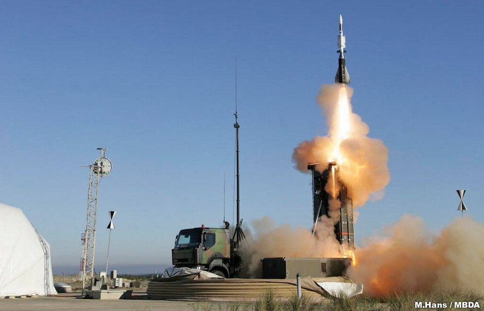 Aster 15 dài 4,2 m, còn Aster 30 dài khoảng 5 m. Aster 15 có đường kính 180 mm, nhỏ hơn so với Aster 30. Tên lửa Aster 30 có thể được sử dụng để phòng không trên các tàu chiến, nó được triển khai trong các ống phóng thẳng đứng. Hệ thống phóng thẳng đứng Mark 41 của Mỹ có thể chứa Aster 30. Ảnh: Forces Operations Blog.