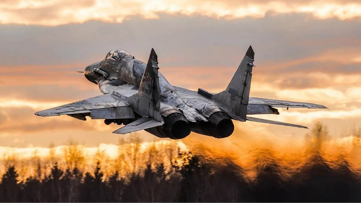 MiG-29 UPG được trang bị hai động cơ RD-33 series 3 với lực đẩy tốt hơn, tuổi thọ sử dụng cao hơn và tương đối ít khói so với các phiên bản cũ. Động cơ RD-33 series 3 có thể tạo ra lực đẩy tối đa 81 kNs với lực đẩy khô là 50 kN, hơn nữa động cơ này được cho là có tuổi thọ lên tới 4.000 giờ.