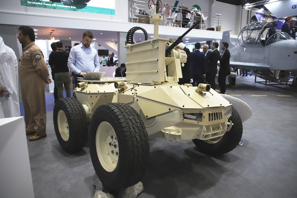 Nhưng cũng sẽ có nhiều khó khăn nảy sinh trong việc tích hợp thiết bị điện và cảm biến trong quá trình chuyển đổi tạo ra các phương tiện không người lái. Một số ý kiến khác cho rằng, UGV dù đạt được những tiến bộ nhưng vẫn còn tương đối mới và mức độ tác động của chúng vẫn còn chưa rõ ràng trong tương lai.