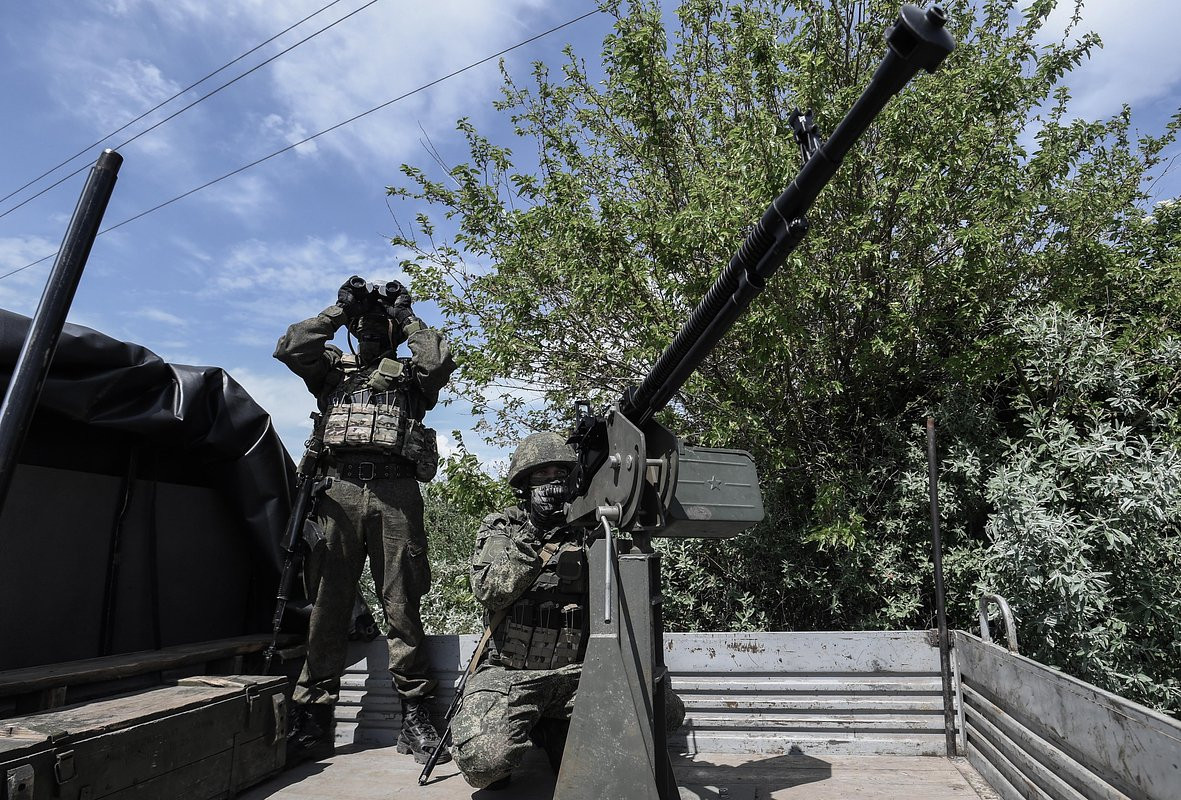 Những chiếc điện thoại có thể tiết lộ vị trí của binh sĩ, dẫn đến các cuộc tấn công chính xác của đối phương. Thậm chí, chỉ một cuộc gọi video hoặc một bức ảnh cũng có thể cung cấp cho đối phương thông tin quý giá. Ảnh: Ria Novosti.