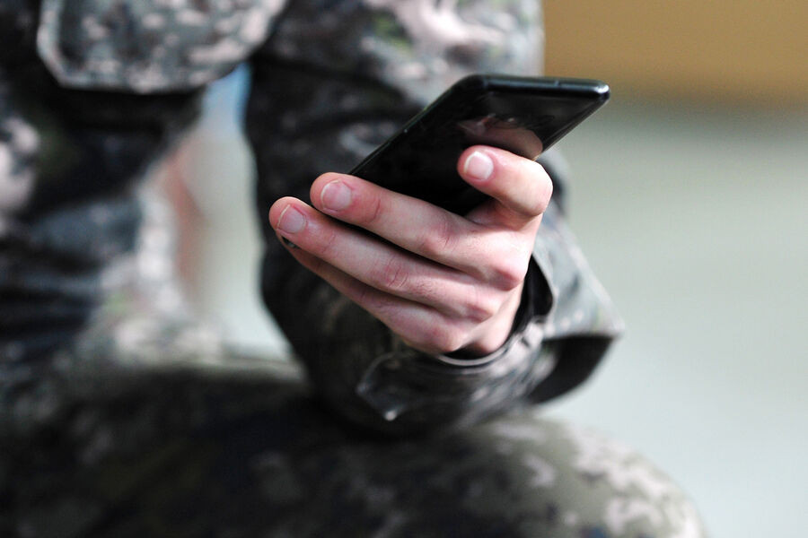 Liệu có thể hoàn toàn loại bỏ việc sử dụng điện thoại thông minh trên chiến trường trong một, hai năm tới? Chuyên gia Rojin tỏ ra hoài nghi về điều này. Hiện tại, chưa có thiết bị quân sự nào có thể thay thế hoàn toàn các chức năng của điện thoại thông minh dân dụng với mức độ bảo mật cao. Việc phát triển những thiết bị này đòi hỏi một nền công nghiệp vi điện tử tiên tiến, thứ mà Nga hiện đang phải phụ thuộc vào việc nhập khẩu từ Trung Quốc. Ảnh: Shutterstock.