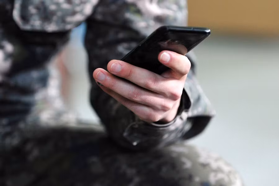 Liệu có thể hoàn toàn loại bỏ việc sử dụng điện thoại thông minh trên chiến trường trong một, hai năm tới? Chuyên gia Rojin tỏ ra hoài nghi về điều này. Hiện tại, chưa có thiết bị quân sự nào có thể thay thế hoàn toàn các chức năng của điện thoại thông minh dân dụng với mức độ bảo mật cao. Việc phát triển những thiết bị này đòi hỏi một nền công nghiệp vi điện tử tiên tiến, thứ mà Nga hiện đang phải phụ thuộc vào việc nhập khẩu từ Trung Quốc. Ảnh: Shutterstock.