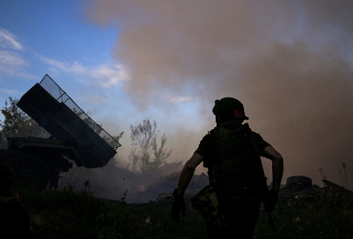 Sau cuộc tấn công của Ukraine khiến gần 100 binh sĩ Nga thiệt mạng tại thành phố Makiivka bị chiếm đóng của Ukraine vào đầu năm ngoái, Bộ Quốc phòng Nga cho biết “nguyên nhân chính” của cuộc tấn công là do binh lính Nga sử dụng điện thoại di động và bị lộ vị trí. Ảnh: Ria Novosti.