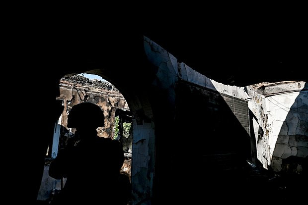 Mặc dù có hệ thống liên lạc quân sự chuyên biệt, nhưng việc sử dụng song song các thiết bị dân dụng mang lại một số lợi ích không thể phủ nhận. Những chiếc điện thoại thông minh giúp binh sĩ trao đổi thông tin nhanh chóng, hỗ trợ các cuộc tấn công và thậm chí tổ chức các cuộc di tản. Ảnh: Global look press.