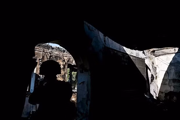 Mặc dù có hệ thống liên lạc quân sự chuyên biệt, nhưng việc sử dụng song song các thiết bị dân dụng mang lại một số lợi ích không thể phủ nhận. Những chiếc điện thoại thông minh giúp binh sĩ trao đổi thông tin nhanh chóng, hỗ trợ các cuộc tấn công và thậm chí tổ chức các cuộc di tản. Ảnh: Global look press.