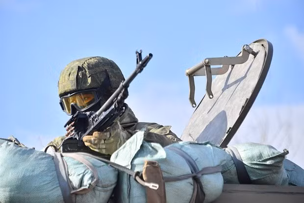 Mặc dù một luật mới đã được ban hành để xử phạt những binh sĩ sử dụng điện thoại thông minh cho mục đích không liên quan đến nhiệm vụ chiến đấu, nhưng thực tế vẫn còn phức tạp. Chuyên gia Boris Rojin giải thích về lý do tại sao những chiếc điện thoại thông minh vẫn được sử dụng rộng rãi tại khu vực xung đột đặc biệt này. Ảnh: Global look press.