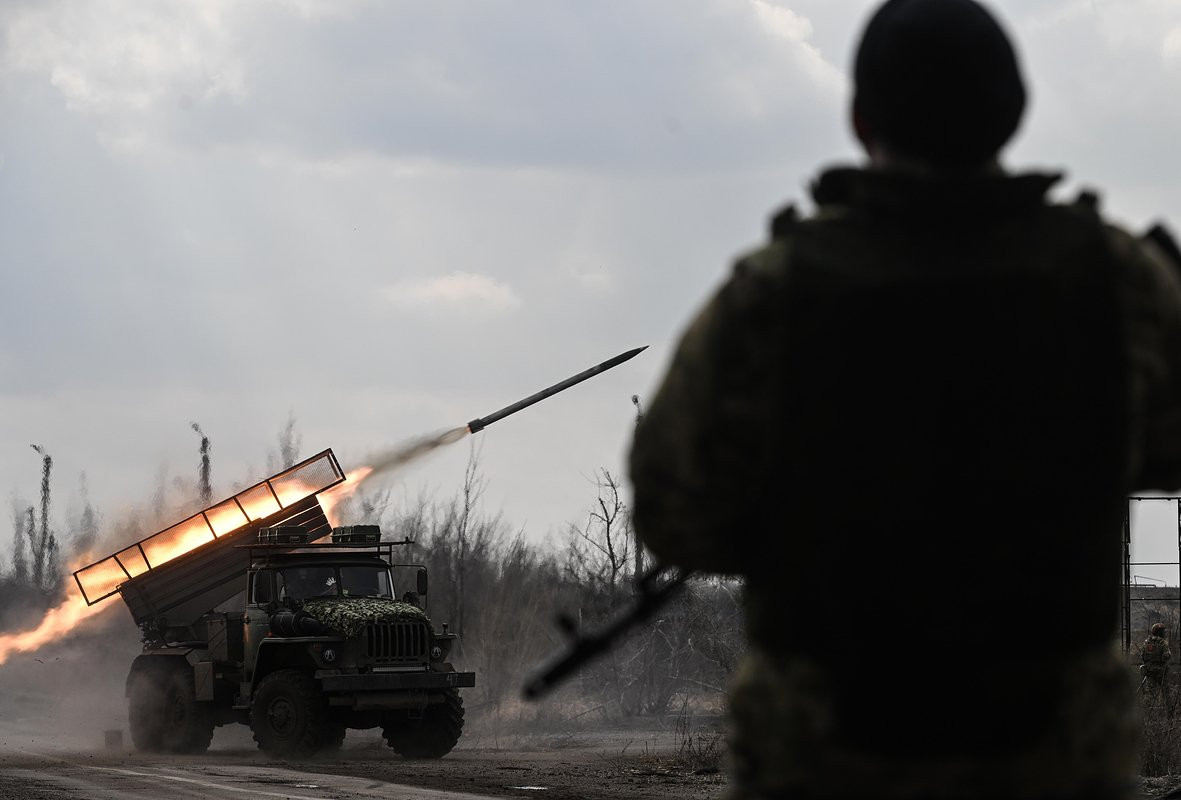 Điều đáng chú ý là họ đã sử dụng một kênh Telegram để kêu gọi và tổ chức hoạt động đầu hàng, điều này chứng minh rằng những chiếc điện thoại thông minh và các ứng dụng nhắn tin đang được sử dụng cho mục đích quân sự. Ảnh: Ria Novosti.