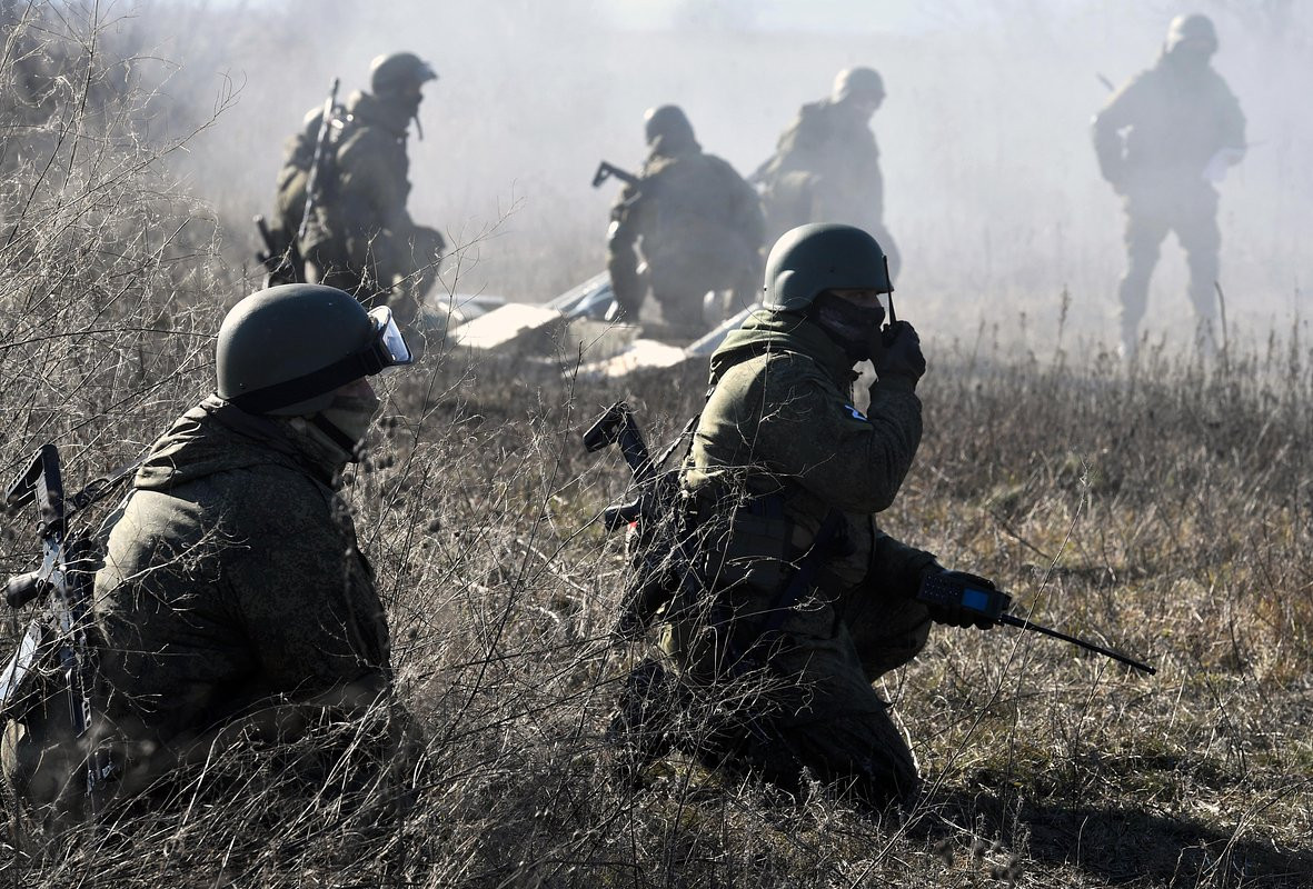 Dù các quy định đã được ban hành để hạn chế việc sử dụng điện thoại trên chiến trường, nhưng việc thực hiện chúng lại không hề đơn giản. Mỗi đơn vị quân đội có cách áp dụng khác nhau, và điều này có thể dẫn đến những tình huống phức tạp. Ảnh: Ria Novosti.