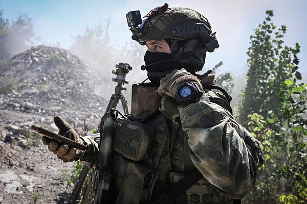 Mới đây, một phân đội gồm 24 binh sĩ Ukraine đã đầu hàng tại khu vực Komarovka, tỉnh Kursk. Đoạn video ghi lại cảnh này từ một chiếc máy bay không người lái đã được phát sóng trên toàn thế giới. Ảnh: Ria Novosti.