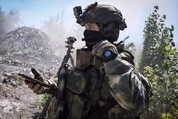 Mới đây, một phân đội gồm 24 binh sĩ Ukraine đã đầu hàng tại khu vực Komarovka, tỉnh Kursk. Đoạn video ghi lại cảnh này từ một chiếc máy bay không người lái đã được phát sóng trên toàn thế giới. Ảnh: Ria Novosti.