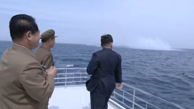 Ông Kim Jong Un chỉ trích Hàn Quốc và ra lệnh tăng cường khả năng sẵn sàng quân sự ở vùng biển phía bắc đảo Yeonpyeong và phía tây bán đảo Triều Tiên. Ảnh: Daily Mail.