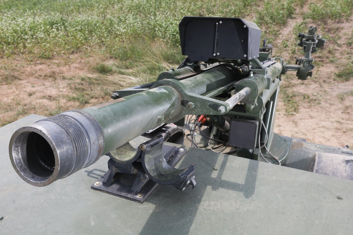 Pháo do Tập đoàn Mandus sản xuất có chiều dài nòng gấp 27 lần cỡ nòng, cung cấp tầm bắn lên tới 11,6 km với đạn tiêu chuẩn và lên đến 19,5 km với đạn pháo hỗ trợ tên lửa. Khẩu pháo này có hệ thống điều khiển hỏa lực kỹ thuật số và hệ thống liên lạc tích hợp, giúp giảm bớt thao tác trong chiến đấu.