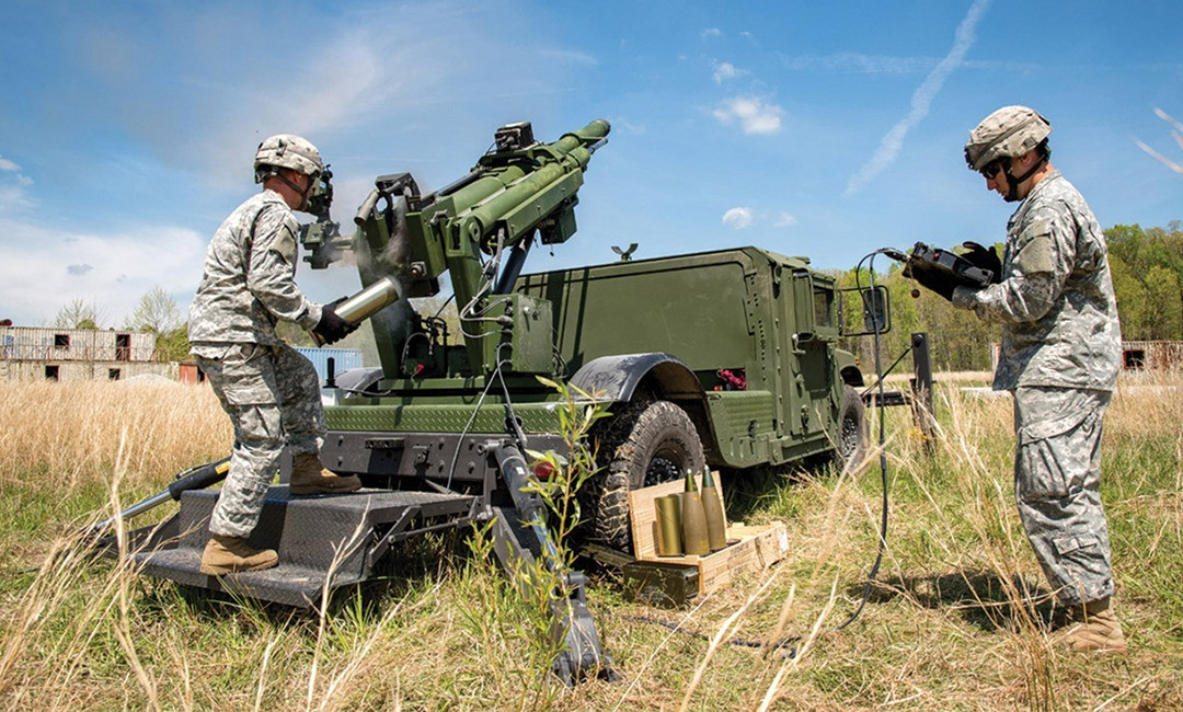 Ít lâu sau, những bức ảnh bổ sung được cho là chụp ở Ukraine đã xuất hiện trên trang web của AM General. Ở giai đoạn này, điều quan trọng cần lưu ý là pháo tự hành Hawkeye vẫn là nguyên mẫu thử nghiệm và chưa được đưa vào sản xuất hàng loạt. Chỉ có một vài chiếc được sản xuất, trong đó có 2 chiếc đã được bàn giao cho Quân đội Mỹ. Ảnh: AM General.