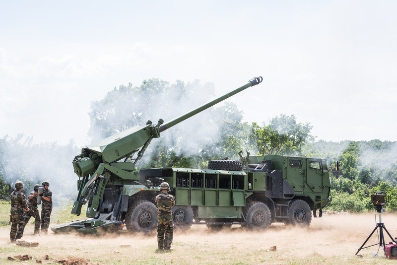 Lính Mỹ có thể không tham chiến ở Ukraine, nhưng cuộc xung đột này đang dạy cho họ nhiều bài học mới. Trong đó, pháo binh phải nhanh nhẹn để tồn tại, và nếu quân đội muốn đi trước kẻ thù một bước thì việc gắn pháo trực tiếp lên xe tải là điều phải được cân nhắc.