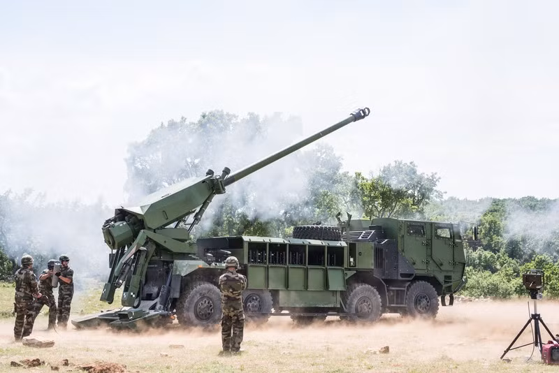 Lính Mỹ có thể không tham chiến ở Ukraine, nhưng cuộc xung đột này đang dạy cho họ nhiều bài học mới. Trong đó, pháo binh phải nhanh nhẹn để tồn tại, và nếu quân đội muốn đi trước kẻ thù một bước thì việc gắn pháo trực tiếp lên xe tải là điều phải được cân nhắc.