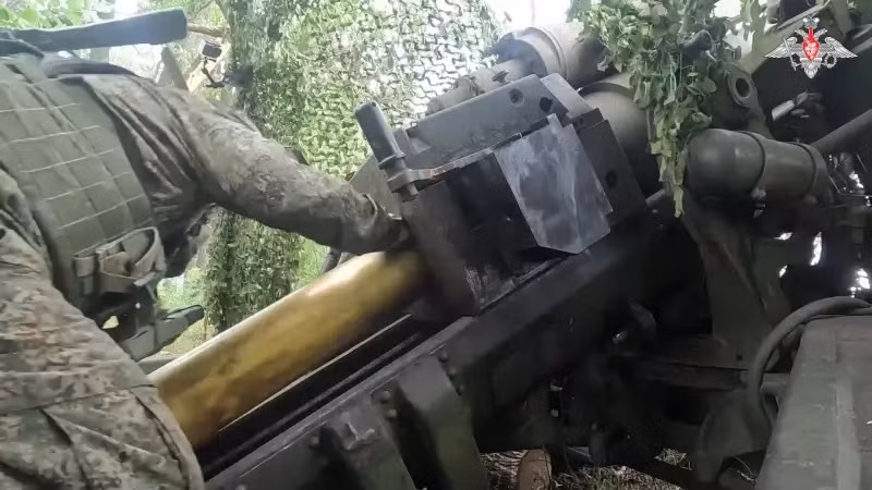 Theo thông tin có sẵn, pháo M-46 đã được phân phối cho một số đơn vị và đội pháo của quân đội mặt đất. Một phần trong số đó hoạt động trong Cụm quân phía Bắc, những khẩu pháo này đã được Bộ Quốc phòng Nga đưa vào chiến đấu. Rõ ràng là các khẩu pháo này cũng có mặt ở những hướng khác. Ảnh: Quân đội Nga vận hành M-46.