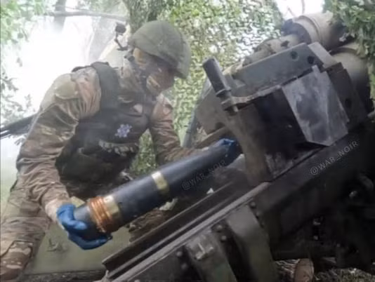 Như các loại pháo khác, M-46 hoạt động kết hợp với các phương tiện trinh sát và chỉ huy mục tiêu hiện đại. Dữ liệu về đối phương được thu thập từ các máy bay không người lái trinh sát, radar chống pháo và các nguồn khác. Ảnh: Quân đội Nga vận hành M-46.