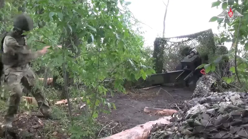 Pháo M-46 và các loại pháo kéo khác chỉ hoạt động từ các vị trí hỏa lực đã được ngụy trang. Loại pháo này thường được đặt ở rìa của các khu rừng, dưới sự che phủ của cây cối và được trang bị thêm lớp ngụy trang. Các phương tiện chống trinh sát của đối phương, chẳng hạn như hệ thống chống UAV, cũng được sử dụng. Nếu đối phương phát hiện và khai hỏa vào vị trí, đội pháo sẵn sàng di chuyển pháo về trạng thái hành quân và rời khỏi vị trí trong vòng vài phút. Ảnh: Quân đội Nga vận hành M-46.