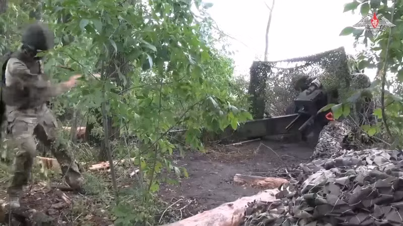 Pháo M-46 và các loại pháo kéo khác chỉ hoạt động từ các vị trí hỏa lực đã được ngụy trang. Loại pháo này thường được đặt ở rìa của các khu rừng, dưới sự che phủ của cây cối và được trang bị thêm lớp ngụy trang. Các phương tiện chống trinh sát của đối phương, chẳng hạn như hệ thống chống UAV, cũng được sử dụng. Nếu đối phương phát hiện và khai hỏa vào vị trí, đội pháo sẵn sàng di chuyển pháo về trạng thái hành quân và rời khỏi vị trí trong vòng vài phút. Ảnh: Quân đội Nga vận hành M-46.