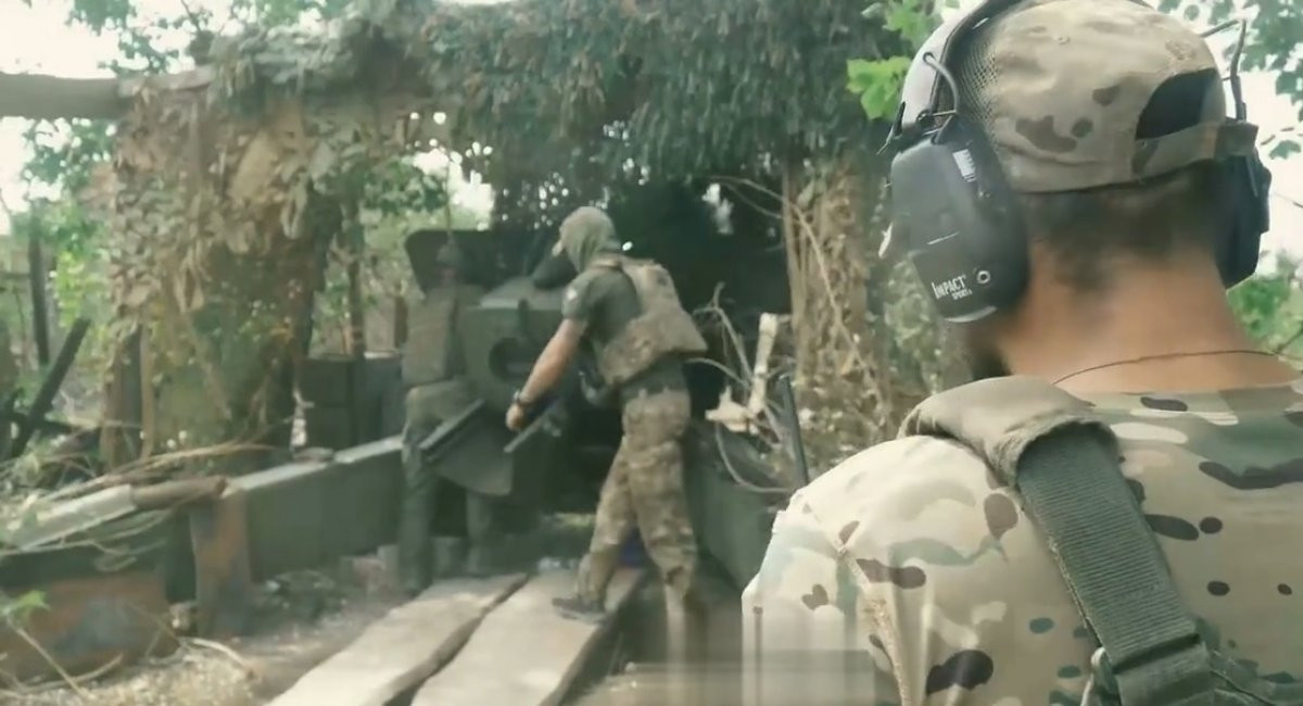 Pháo M-46 được sử dụng tích cực trong các cuộc chiến chống pháo. Với tầm bắn vượt trội so với một số hệ thống pháo của đối phương, các khẩu pháo của Nga có khả năng kiểm soát các khu vực rộng lớn và tiêu diệt các mục tiêu địch xuất hiện trong các khu vực đó. Ảnh: Quân đội Nga vận hành M-46.