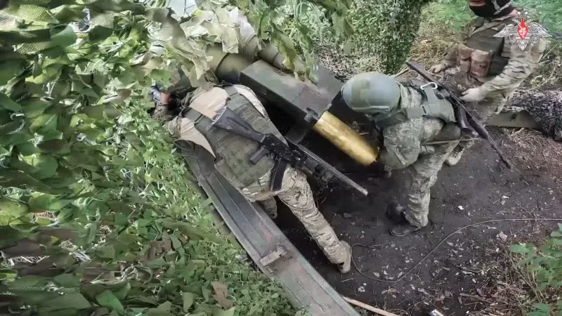 Một số nguồn tin không chính thức cho biết, pháo M-46 hiện đang sử dụng đạn dược từ nước ngoài. Các bức ảnh về đạn và vỏ đạn có đánh dấu bằng các ngôn ngữ nước ngoài đã được công bố trên mạng. Thực tế này được liên kết với đặc điểm của hệ thống cung cấp vũ khí của Quân đội Nga. Ảnh: Quân đội Nga vận hành M-46.