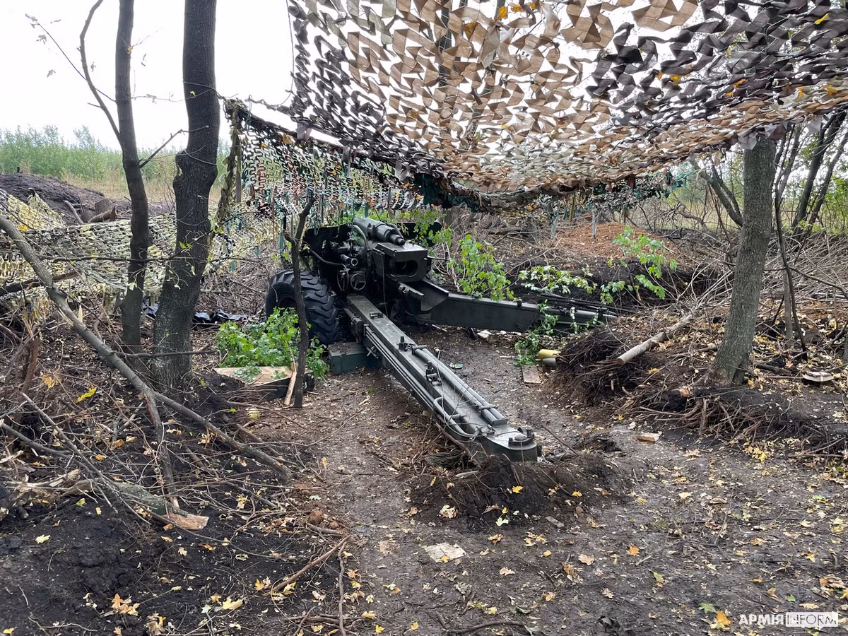 Pháo M-46 chủ yếu được sử dụng bởi Quân đội Liên Xô và xuất khẩu cho các nước thuộc khối Warsaw, cũng như các quốc gia đang phát triển. M-46 là một trong những pháo tầm xa nhất của Liên Xô thời kỳ đó và được sử dụng đến những năm 1990 trước khi được đưa vào kho dự trữ. Đến nay, phần lớn đạn 130 mm đã hết hạn sử dụng, và việc cung cấp đạn mới chủ yếu đến từ Iran và Triều Tiên, giúp cung cấp đạn cho Quân đội Nga. Ảnh: Quân đội Ukraine sử dụng M-46. (Nguồn ảnh: Topwar, TASS, RIA Novosti, The Hill).