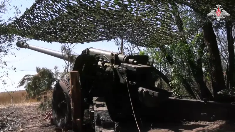 Đầu năm nay xuất hiện một số báo cáo đầu tiên về việc Quân đội Nga sử dụng pháo M-46 trở lại. Ban đầu, thông tin này đến từ các nguồn không chính thức, nhưng sau đó đã được xác nhận qua các tài liệu từ Bộ Quốc phòng Nga. Đến nay, Bộ Quốc phòng Nga đã đăng tải một số hình ảnh về hoạt động của các đội pháo M-46. Ảnh: Pháo M-46 của Quân đội Nga trong vị trí.