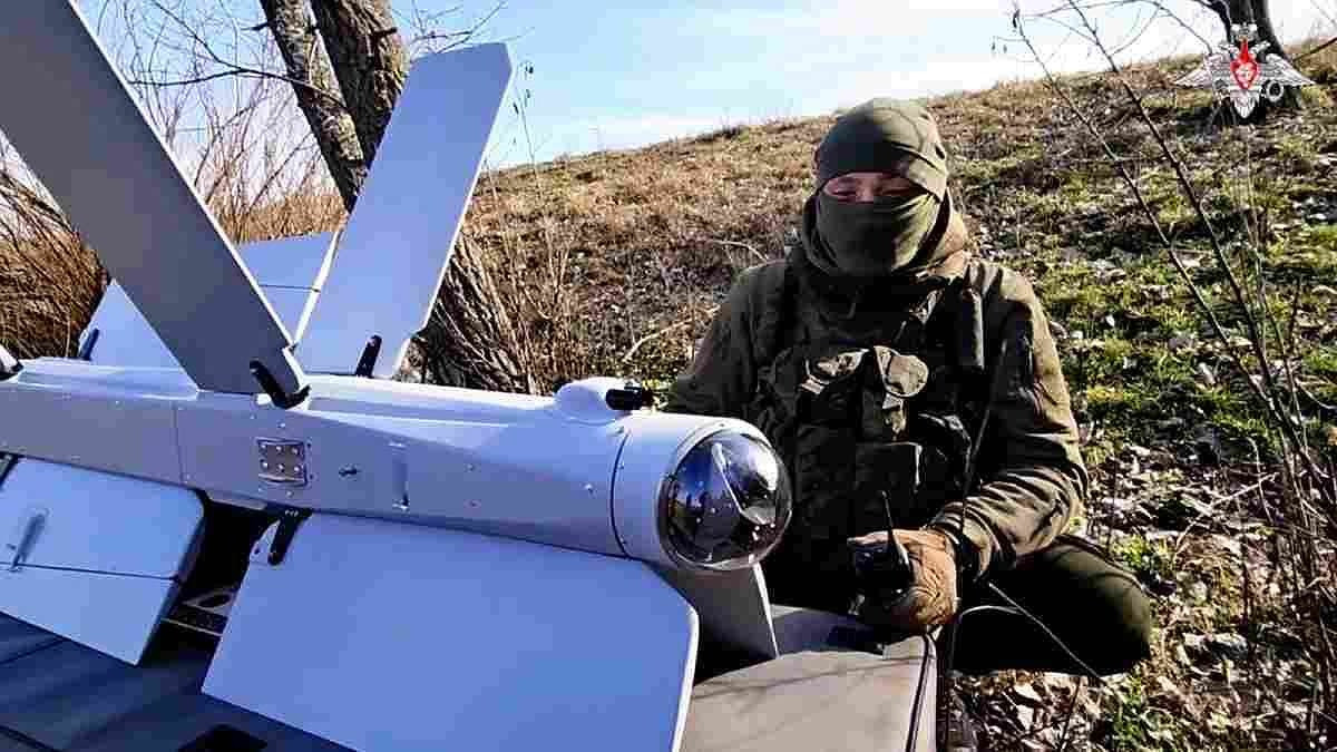 Máy bay không người lái loại Lancet có một ưu điểm lớn là có thể hoạt động vào ban ngày, trong khi máy bay bốn cánh cỡ lớn chỉ có thể hoạt động trong bóng đêm. UAV Lancet được điều khiển bằng kênh video, cho phép hướng dẫn và điều chỉnh chuyển động trong quá trình tấn công mục tiêu.