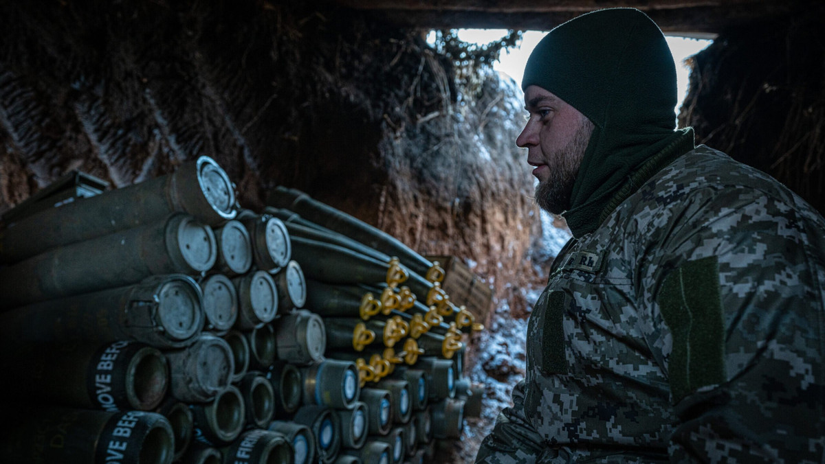 Địa hình ở đây mang lại cả thuận lợi và những bất lợi cho việc phòng thủ của Quân đội Ukraine. Chasov Yar được xây dựng trên một ngọn núi, những ngọn núi xung quanh và rừng rậm vốn là rào cản tự nhiên, tuy nhiên đối với Quân đội Ukraine, địa hình này cũng hạn chế khả năng di chuyển của họ. Một khi các con đường chính bị cắt đứt, họ gần như bị bao vây.