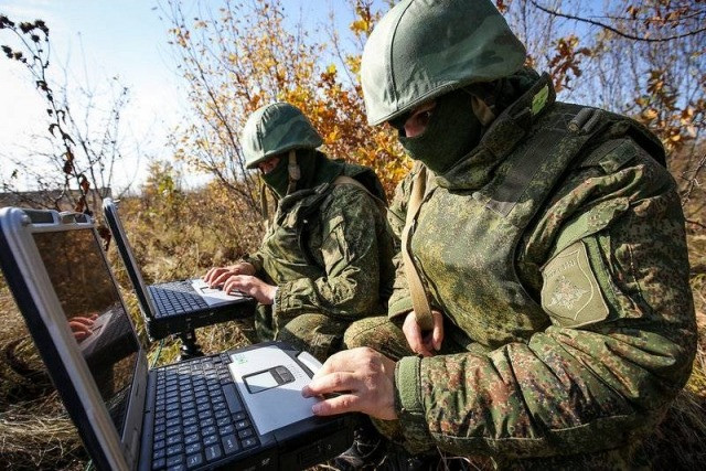 Trong cuộc xung đột “ăn miếng trả miếng” này, chiến lược của Quân đội Nga rõ ràng đã được tính toán kỹ lưỡng. Dựa vào máy bay không người lái trinh sát công nghệ cao, Quân đội Nga đã theo dõi và định vị thành công kho đạn dược quan trọng của Quân đội Ukraine. Ảnh: Defensemirror.