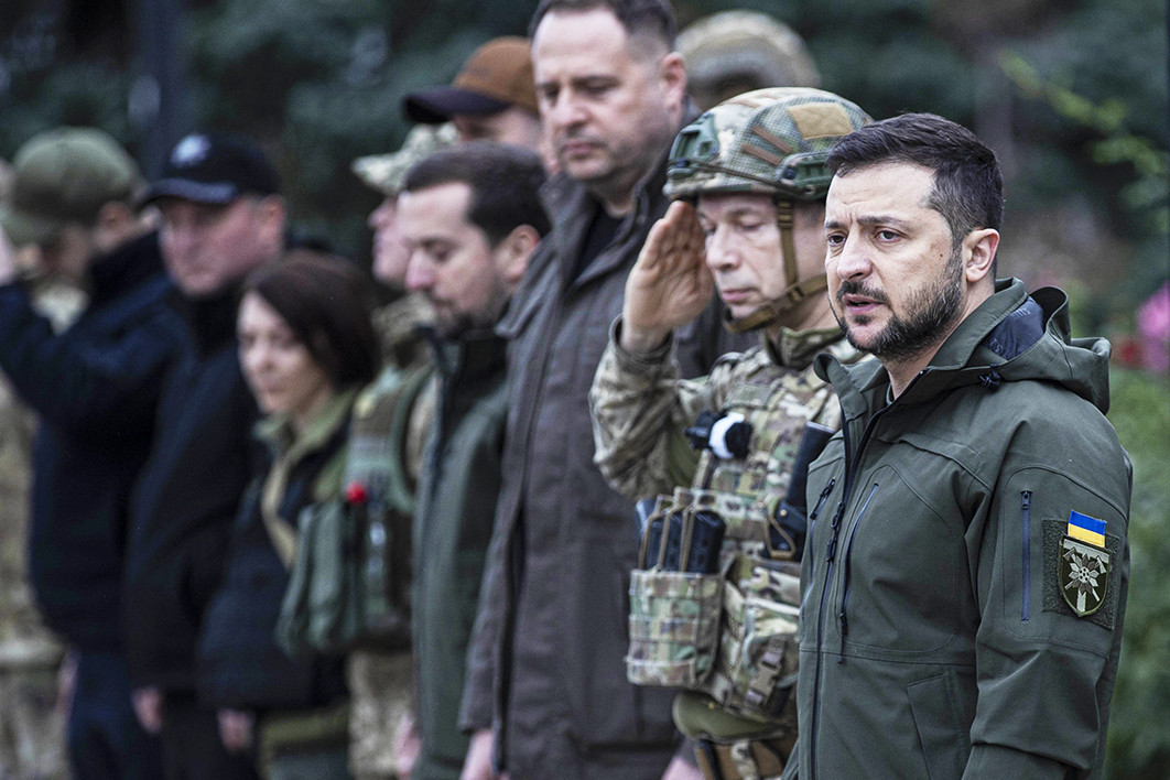 Chuyên gia quân sự Alexander Bartosh cũng chỉ ra rằng, việc tìm kiếm tân binh ở nước ngoài sẽ gặp phải những thách thức lớn. Ông cho rằng, phương Tây không muốn đánh đổi uy tín dân chủ của mình để tổ chức các hoạt động tuyển quân cho Ukraine trên lãnh thổ EU, và điều này có thể cản trở kế hoạch của Tổng thống Zelensky. Nguồn ảnh: Anadolu Agency, Getty Images. 