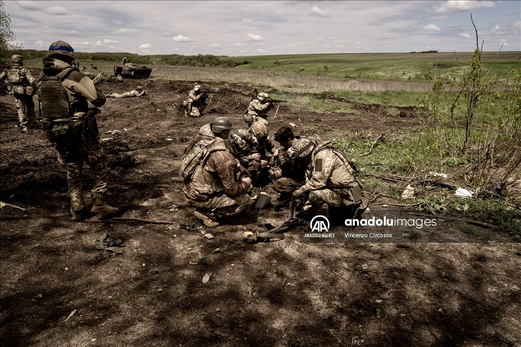 Phương Tây từ lâu đã tìm cách thiết lập một chiến lược cho Ukraine trong năm 2025. Một trong những kế hoạch có thể là "giữ và xây dựng", theo đó Lực lượng Vũ trang Ukraine sẽ tập trung bảo vệ các vùng lãnh thổ đang kiểm soát, trong khi dần dần tăng cường khả năng công nghiệp quân sự của mình.