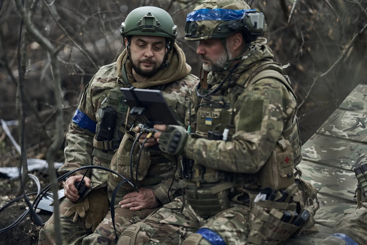 UAV như UJ-22 và A22 có thể được điều khiển từ xa, giúp chúng tránh radar hiệu quả hơn và nhắm mục tiêu chính xác hơn. Khả năng bay thấp hơn đường chân trời radar và tuân theo địa hình tự nhiên giúp UAV này khó bị phát hiện hơn so với tên lửa hành trình bay tự động. Ảnh: Các phi công Ukraine chuẩn bị UAV cho chuyến bay chiến đấu ở khu vực Kharkov/ Getty Images.