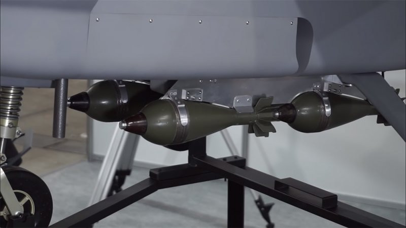 Ukrjet UJ-22 Airborne là một UAV một động cơ, có khả năng mang theo đầu đạn hoặc bom nặng tới 20 kg. Với thiết kế máy bay hạng nhẹ truyền thống, UJ-22 có sải cánh rộng 4,2 mét và tầm bay lên tới 800 km, trở thành một trong những UAV kamikaze lớn nhất được biết đến hiện nay. Ảnh: UAV Uj-22 Airbone/ Youtube.