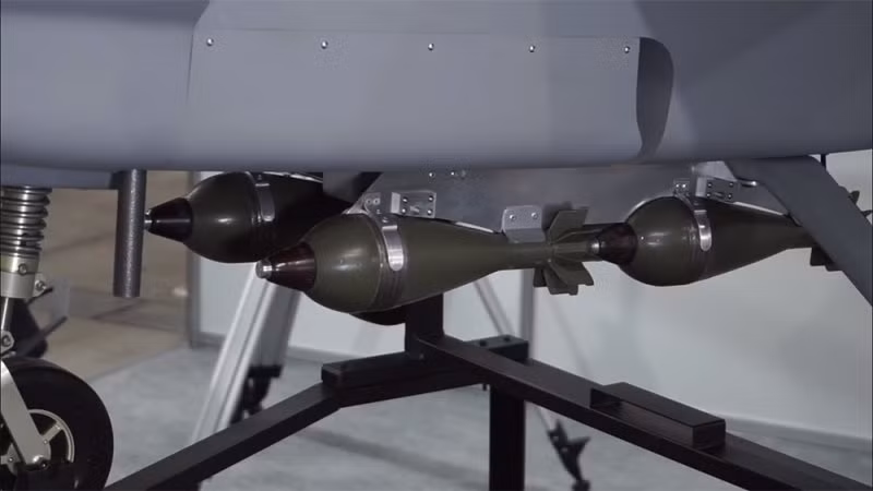 Ukrjet UJ-22 Airborne là một UAV một động cơ, có khả năng mang theo đầu đạn hoặc bom nặng tới 20 kg. Với thiết kế máy bay hạng nhẹ truyền thống, UJ-22 có sải cánh rộng 4,2 mét và tầm bay lên tới 800 km, trở thành một trong những UAV kamikaze lớn nhất được biết đến hiện nay. Ảnh: UAV Uj-22 Airbone/ Youtube.