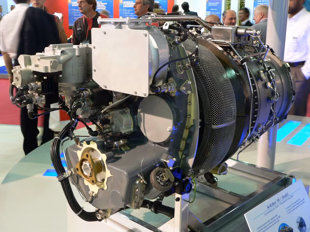 Prachand được trang bị hai động cơ turboshaft HAL/Turbomeca Shakti, mỗi động cơ có thể tạo ra 871kW và có thể hoạt động lên đến 3.000 giờ mà không cần bảo trì. Mỗi động cơ nặng 205kg và có tốc độ đầu ra 21.000 rpm.