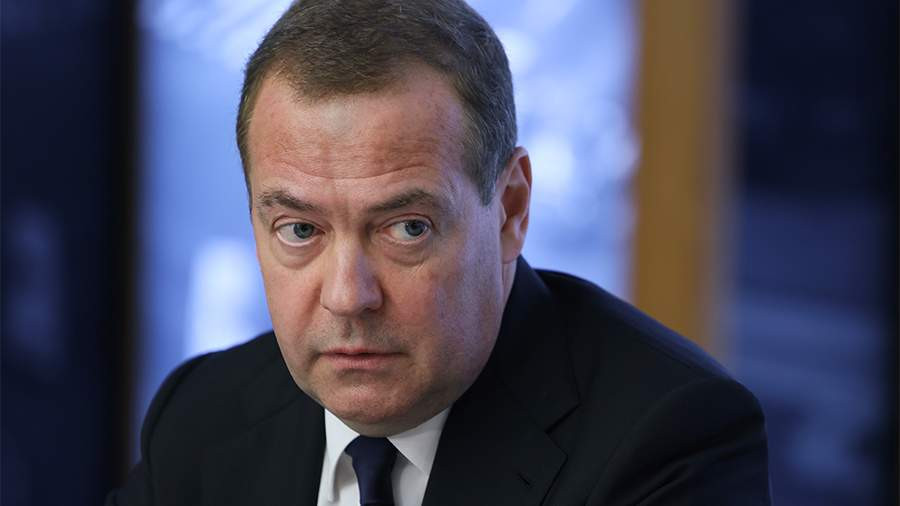 Dmitry Medvedev, phó chủ tịch Hội đồng An ninh Nga, cho biết, việc bảo vệ Belarus theo học thuyết hạt nhân của Nga là một động thái "gây lo ngại" cho Ba Lan và các nước thành viên NATO khác. Ông Medvedev nhấn mạnh rằng, “việc tấn công Nga sẽ dẫn đến những hậu quả nghiêm trọng” không chỉ đối với Ukraine mà còn cả phương Tây.