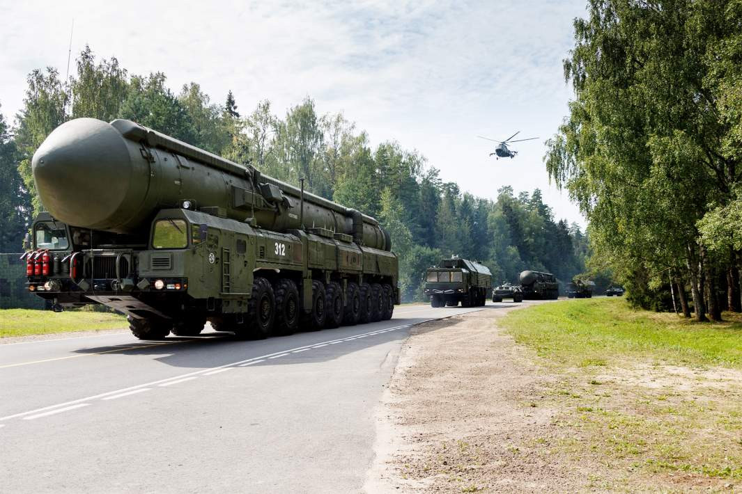 Một điểm đáng chú ý trong lần cập nhật này là việc mở rộng "chiếc ô hạt nhân" sang Belarus. Theo đó, nếu một quốc gia không sở hữu vũ khí hạt nhân tấn công Nga với sự hỗ trợ từ quốc gia có vũ khí hạt nhân, hành động này sẽ được coi là sự gây hấn chung và Nga có quyền phản ứng bằng các biện pháp mạnh mẽ, bao gồm cả vũ khí hạt nhân. Điều này nhằm đối phó với sự hỗ trợ quân sự của phương Tây cho Ukraine trong cuộc xung đột đang diễn ra.