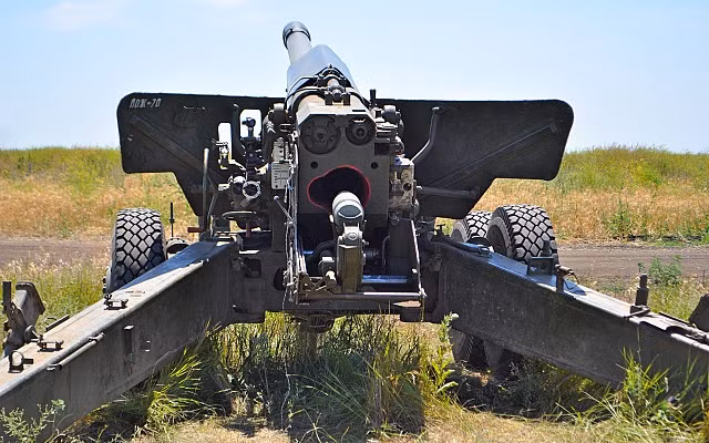 Khẩu pháo này có khả năng bắn đạn hạt nhân với năng suất 0,1-2 kT. Cho đến nay, đạn hạt nhân chưa bao giờ được sử dụng trong chiến đấu. Một số nguồn tin cho biết, Nga đã loại bỏ lượng dự trữ đạn hạt nhân cho hệ thống pháo binh dã chiến của mình.